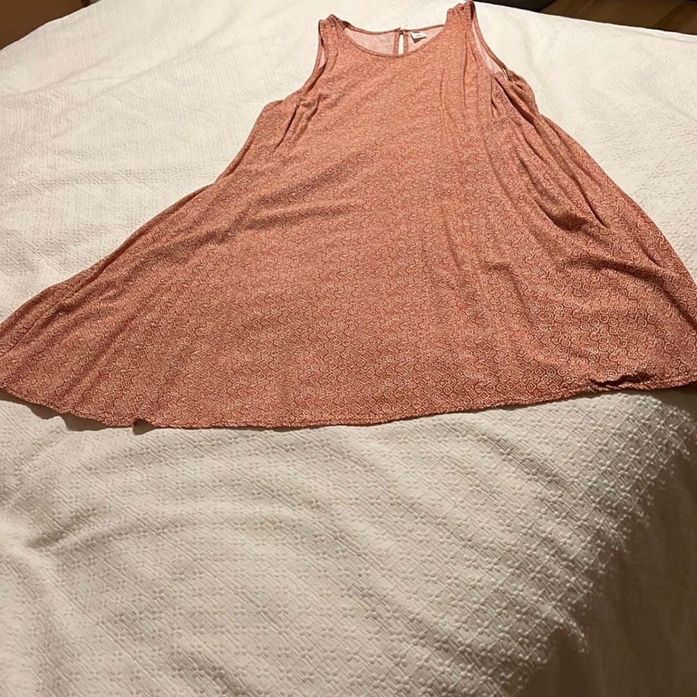 Sleeveless dress with designs